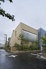 Opposite the optical glass facade, the slant of the northern facade is the result of Tokyo urban planning requirements. A constant gradient diagonal line restriction dictated that the home’s mass recede diagonally away from the northern property line, to ensure adequate light and ventilation for the neighboring property—a policy not uncommon in lower-density residential areas of Tokyo.