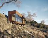 Fronted with full-height, double-glazed openings, the studio frames east-facing views of the creek-bed and beyond.


