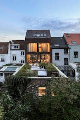 “There is an enormous amount of glass here,” laughs Vanbesien—so much so that the design team struggled to find enough wall space to mount the heat pump. 